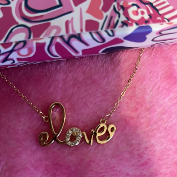 Lilly Pulitzer🏷$48| Gold “LOVE” Necklace NWT💞 - Picture 4 of 5